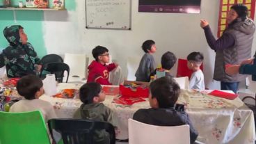 El comedor no sólo alimenta a decenas de niños y niñas: también cultiva el hábito de la lectura.