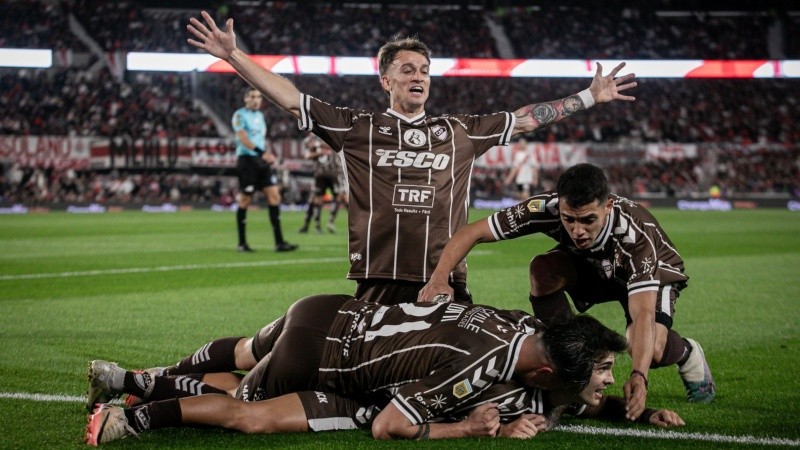 Platense, protagonista del gran golpe de los playoffs al eliminar a River en el Monumental