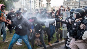 Las fuerzas de seguridad reprimen a los jubilados y a los fotógrafos que lo registran.