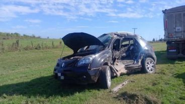El Renault Koleos de color azul en el que viajaban los dos hombres fallecidos.