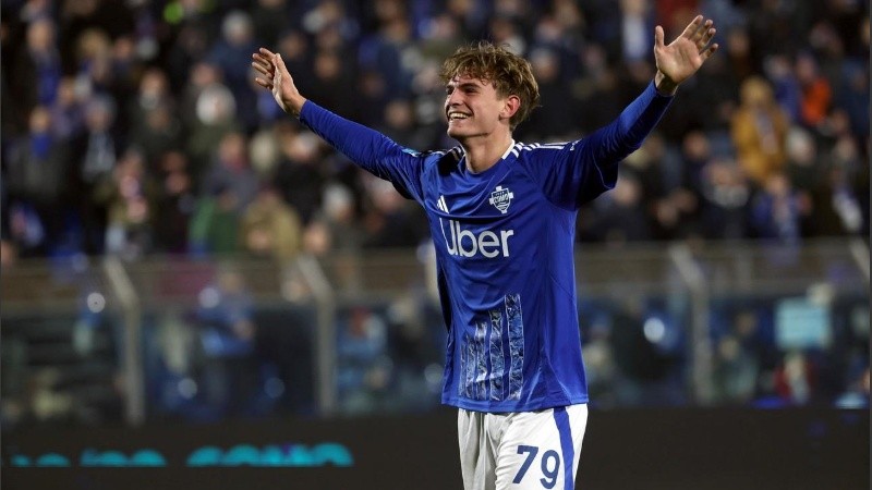 El joven disputó 35 partidos con la camiseta del elenco italiano, anotó 6 goles y repartió 9 asistencias. 