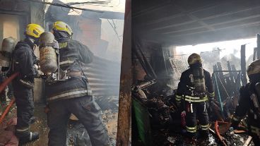 Los bomberos en el fondo de la vivienda, donde había material acumulado y se producía el incendio.