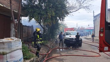 Las dotaciones de Zapadores y Voluntarios trabajaban en el ingreso para acceder al foco del incendio.