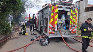 Las dotaciones de Zapadores y Voluntarios trabajaban en el ingreso para acceder al foco del incendio.