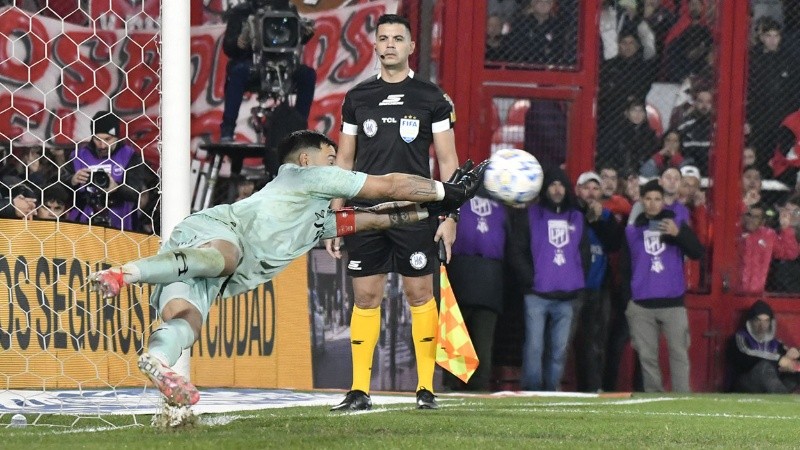 El rosarino volvió a ser figura y su equipo está en la final.