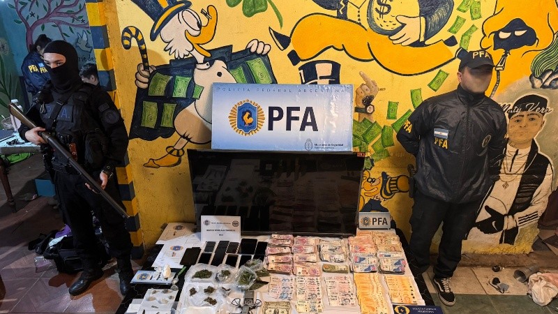 Tío Rico y el banquero de Monopoly entre los ostentosos personajes pintados.