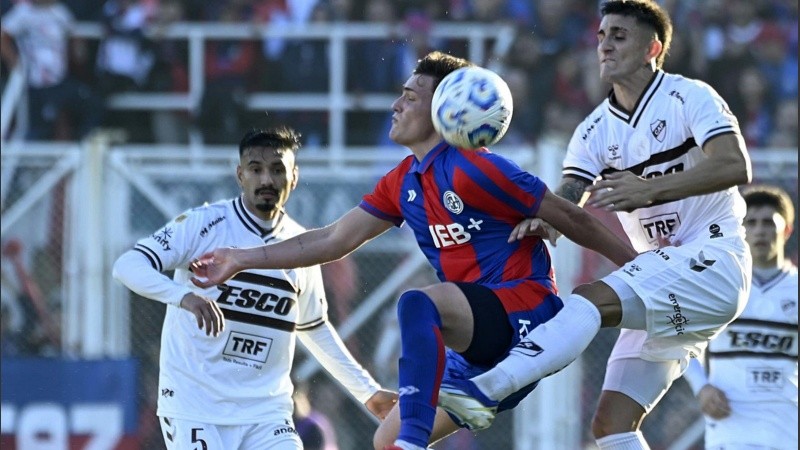 Platense venció a San Lorenzo y sueña con el título.