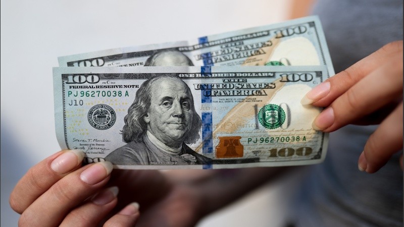 En algunos bancos, el billete verde se vendía a 1.525 pesos.