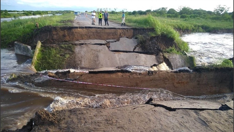 Por las obras ilegales, desbordó el arroyo y se hundió un tramo de la ruta 1, en Colonia Teresa.