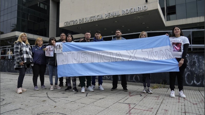 Los familiares de Juan se congregaron en el Centro de Justicia Penal.