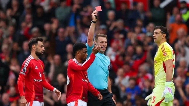 El arquero de Argentina vio la roja tras a salir a cortar un ataque lejos de su arco.