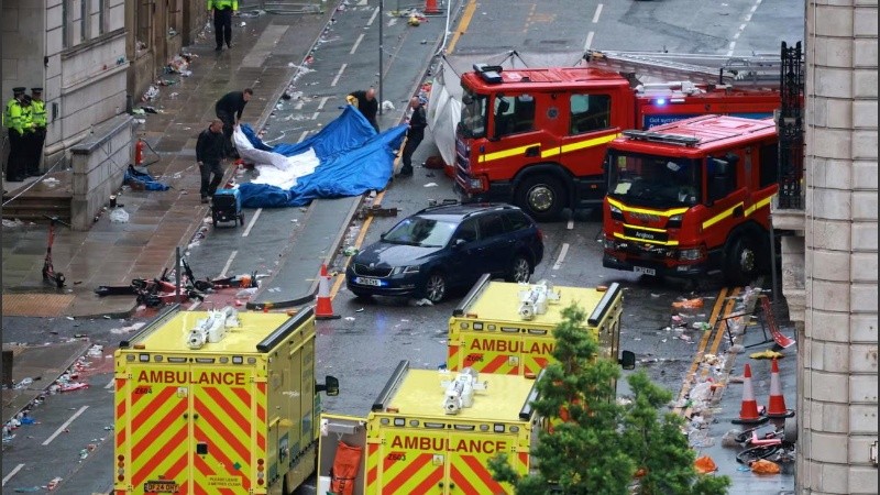 El conductor fue arrestado en el lugar y la policía investiga si fue un accidente o un acto intencional.