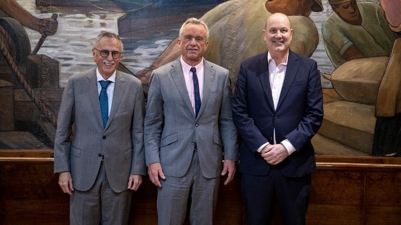 El ministro de Salud, Mario Lugones, y el de Desregulación, Federico Sturzenegger, junto al secretario de Salud de Estados Unidos, Robert F. Kennedy Jr.