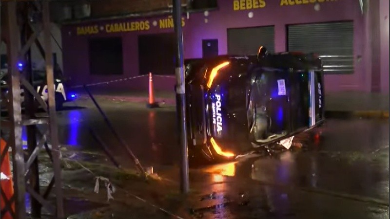 El patrullero que circulaba por la avenida Presidente Perón quedó inclinado de costado y por Felipe Moré tras el impacto.