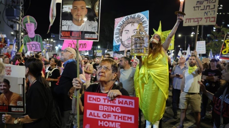 Familiares de los rehenes vienen reclamando el fin de la guerra.