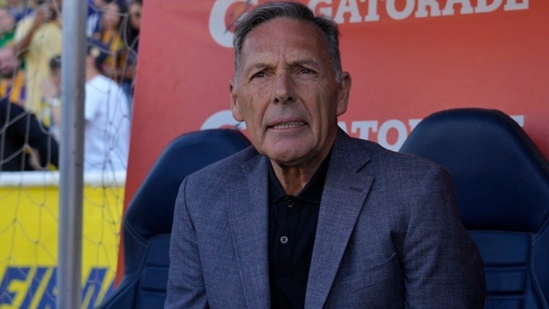 Hasta el momento, dicho récord lo ostentaba Alfio Basile, quien dirigió a los de La Ribera por segunda vez con 66 años, 1 mes y 12 días, antes de presentar su renuncia al cargo en enero del 2010.