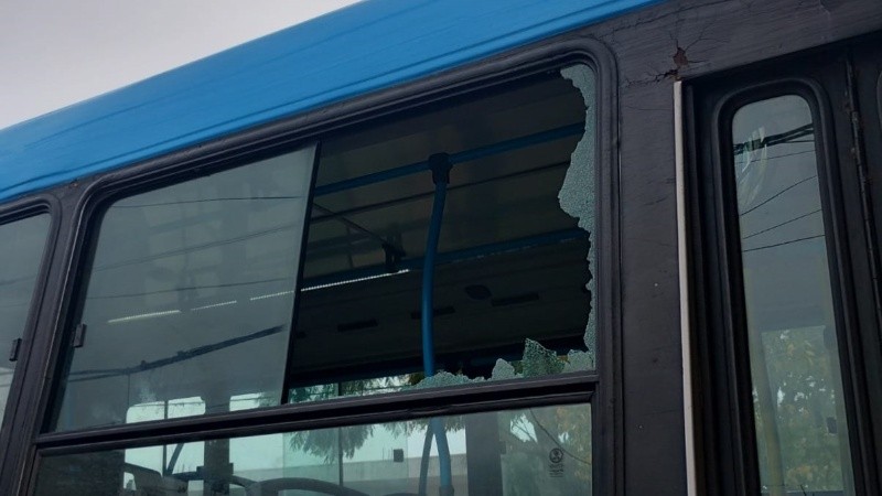 El piedrazo rompió una ventana lateral del colectivo.