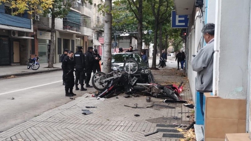El Fiat Siena subió a la vereda y emibitió a dos motos estacionadas.