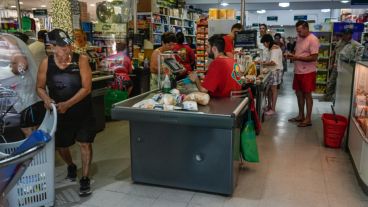 El aumento de sueldo para los empleados de comercio será en tres tramos: abril, mayo y junio.