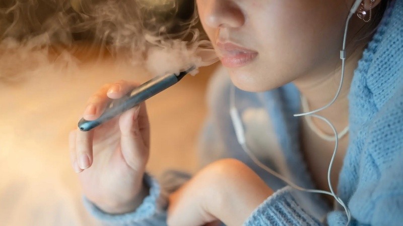 Pediatras advierten sobre el creciente uso de cigarrillos electrónicos entre adolescentes y sus riesgos para la salud.
