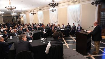 La mesa de diálogo por la hidrovía que organizó el gobierno se reunió en la Bolsa de Comercio de Rosario.|