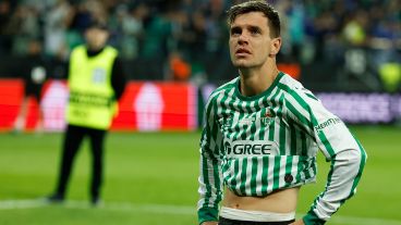 La decepción de Lo Celso mirando a sus hinchas tras la derrota.