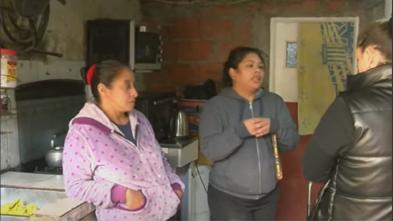 El comedor es organizado por una familia del barrio, y subsiste con donaciones de los vecinos.