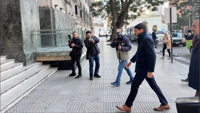 Pullaro ingresa a declarar a los tribunales.