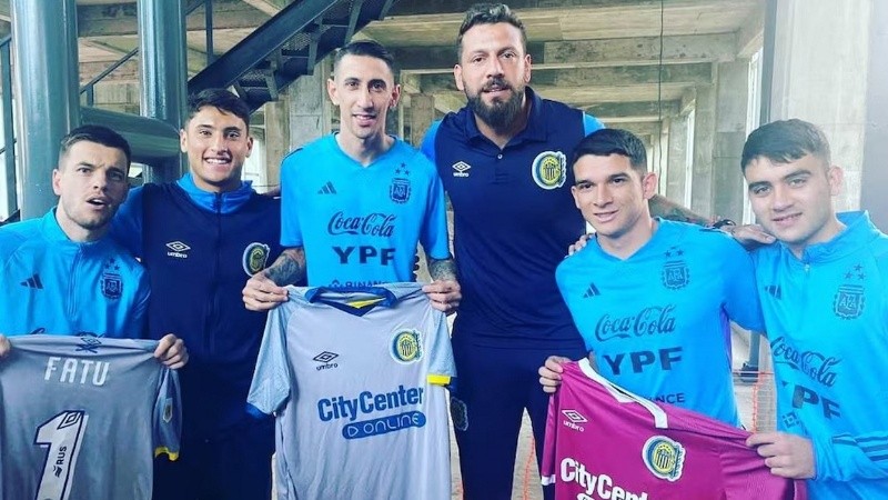 Ángel Di María, junto a varios ex jugadores de Rosario Central en un encuentro en 2023