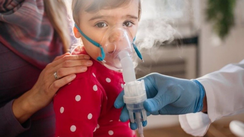 El VSR es la principal causa de infecciones respiratorias agudas bajas como bronquiolitis y neumonía en lactantes y niños pequeños.