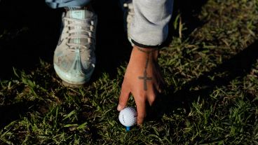 En Stella Maris, practican golf en la cancha de fútbol, en el parque del playón y en la parte sur del Bosque de los Constituyentes.