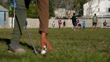 En Stella Maris, practican golf en la cancha de fútbol, en el parque del playón y en la parte sur del Bosque de los Constituyentes.