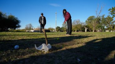 En Stella Maris, practican golf en la cancha de fútbol, en el parque del playón y en la parte sur del Bosque de los Constituyentes.