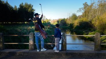 En Stella Maris, practican golf en la cancha de fútbol, en el parque del playón y en la parte sur del Bosque de los Constituyentes.