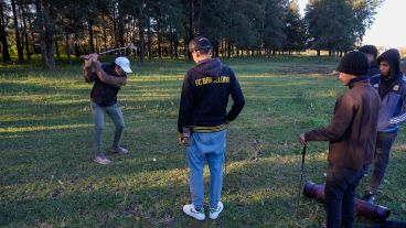 En Stella Maris, practican golf en la cancha de fútbol, en el parque del playón y en la parte sur del Bosque de los Constituyentes.