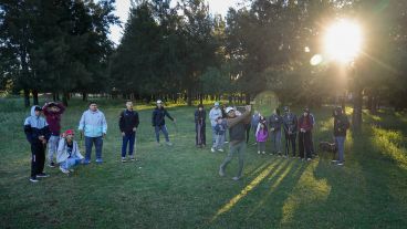 En Stella Maris, practican golf en la cancha de fútbol, en el parque del playón y en la parte sur del Bosque de los Constituyentes.