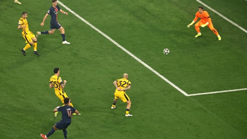 Doué metió el segundo a los 20 minutos para el PSG.