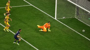 Hakimi toca al gol para abrir el partido en Alemania.