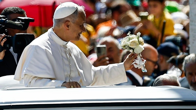 El Papa recorrió la plaza en el papamóvil.