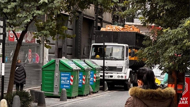 Cientos de cajas son retiradas del Museo de la Democracia, sede de los financistas Whpei