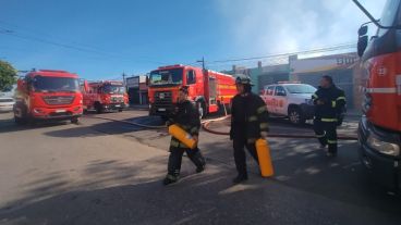 Cinco dotaciones de bomberos trabajaron en la zona.