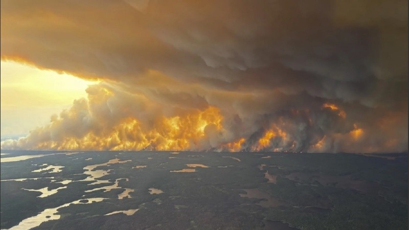 El fuego avanza en el territorio, y en zonas aledañas también advertían sobre el peligro de respirar el humo.