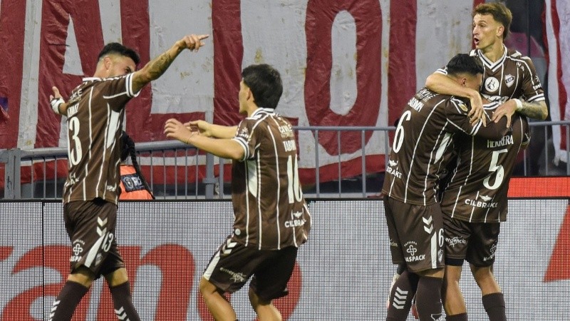 El Marrón encontró un gol y se aferró a una victoria histórica.