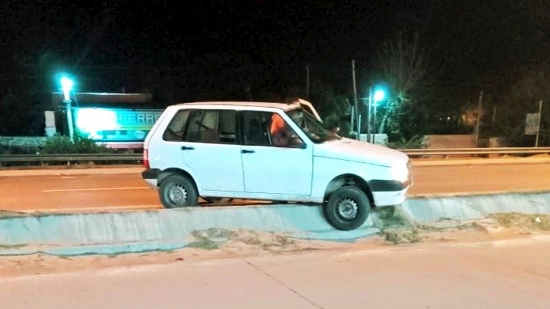 En la ruta 6, un conductor y su auto quedaron colgados en el cantero central.