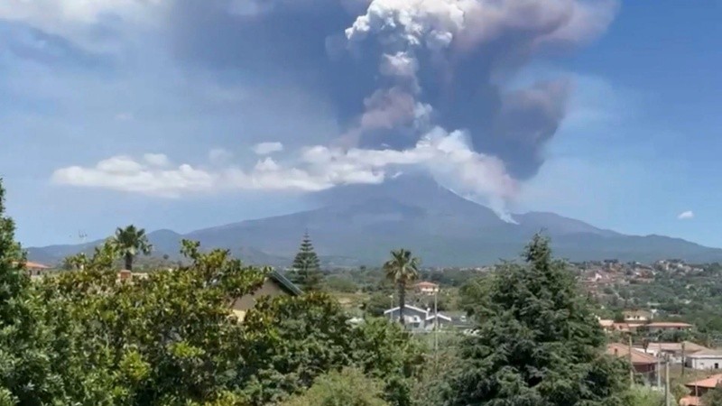 El volcán italiano Etna entró nuevamente en erupción.