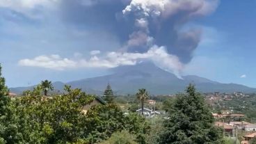 El volcán italiano Etna entró nuevamente en erupción.