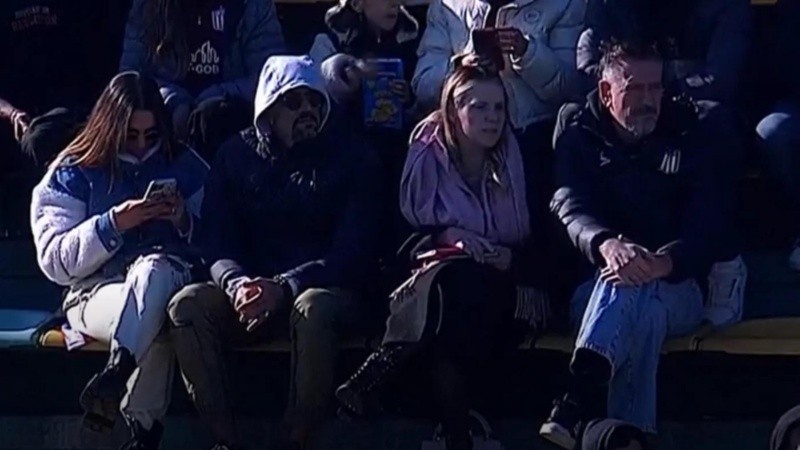 La Brujita Verón y Carina Magnabosco (sentados en el medio) durante el partido de Estudiantes ante Aldosivi por la Copa Argentina.