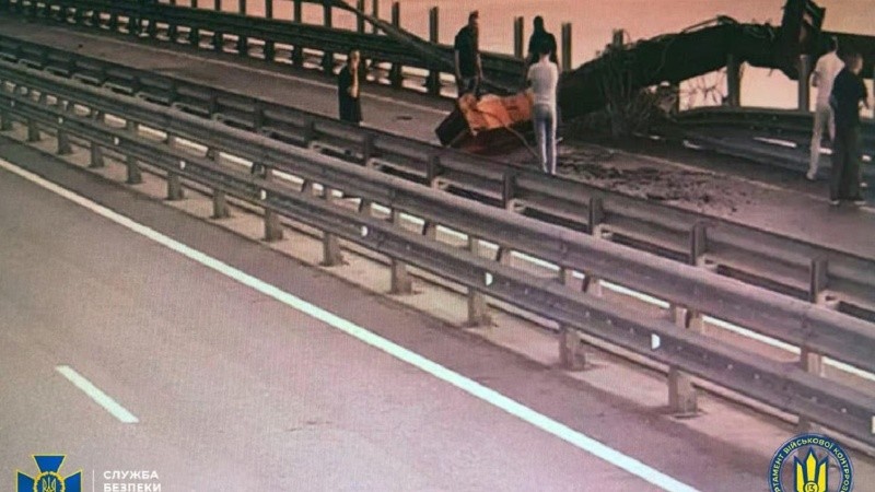 Ucrania atacó el puente que conecta Rusia con la península de Crimea.