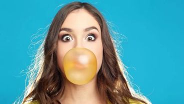 Los expertos recuerdan que masticar chicle no sustituye al cepillado dental.