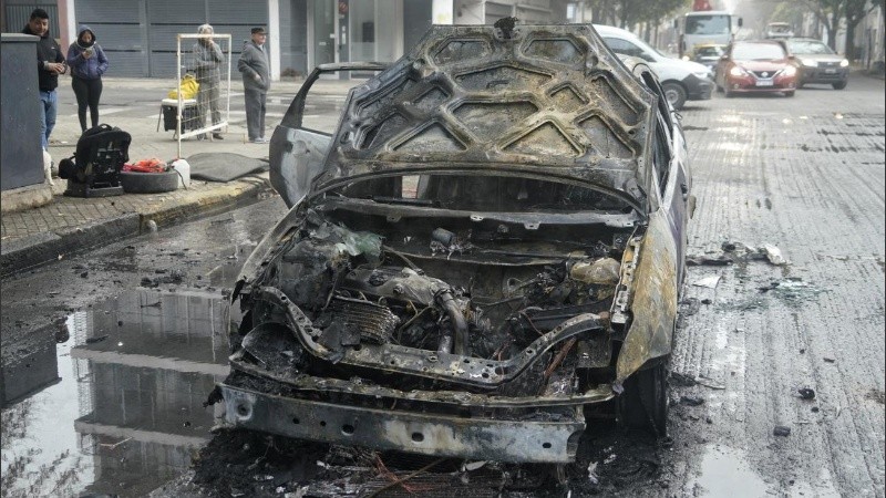 Así quedó incinerado el vehículo que se incendió este martes por la mañana en Echesortu.